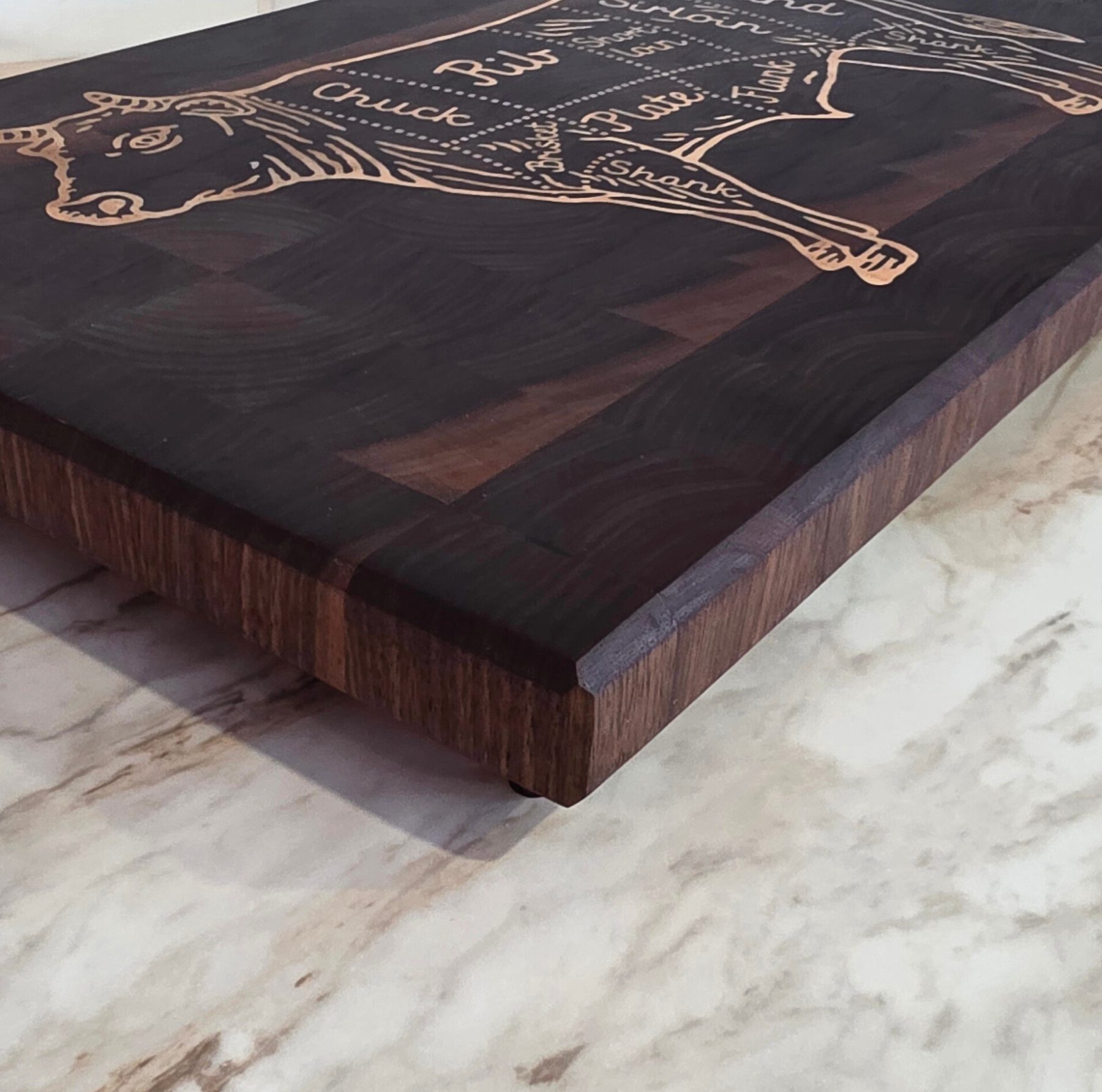 End grain cutting board cross-section showing the vertical wood fibres that make end grain construction unique.